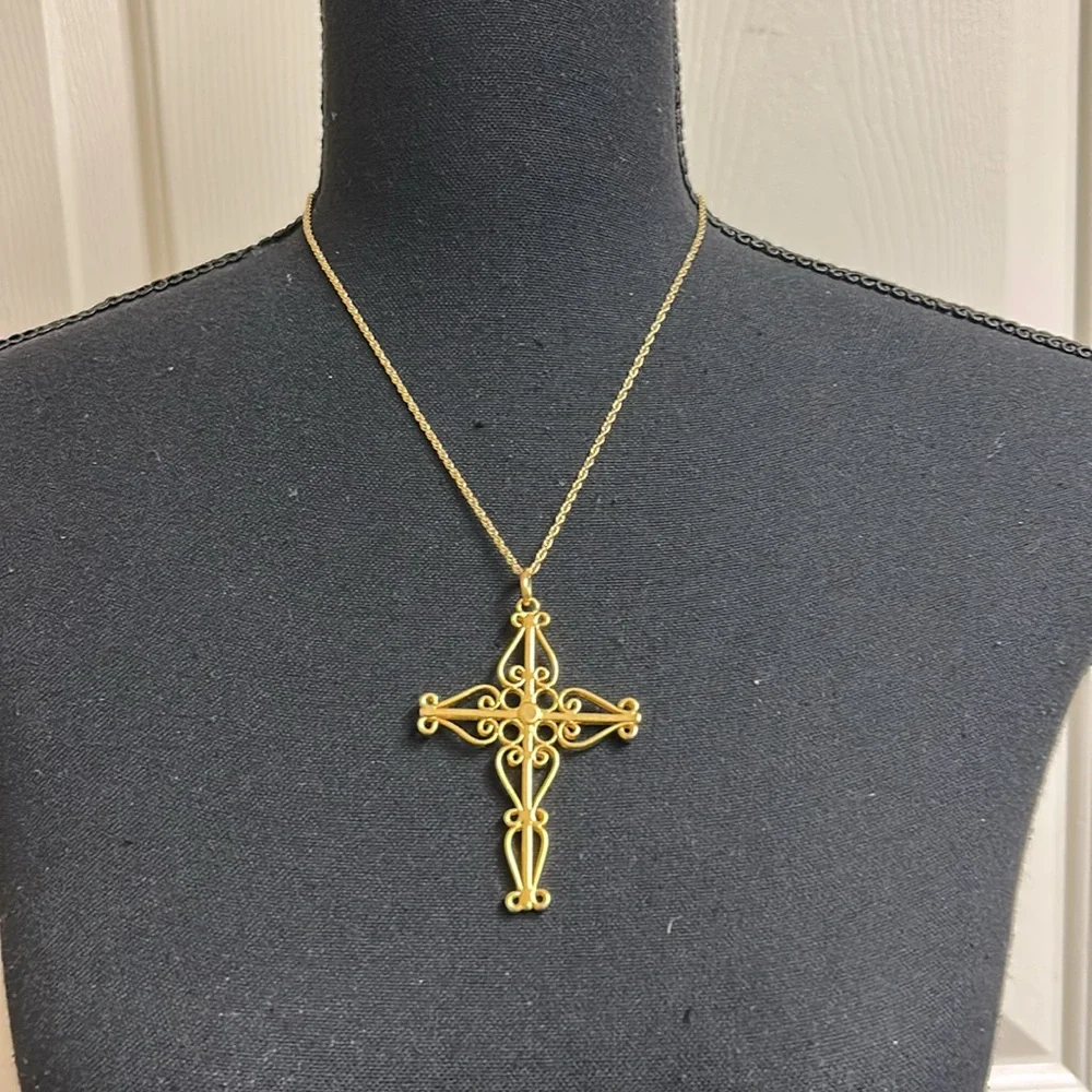 Necklace Elegant Gold Cross Pendant Necklace, 18” Excellent Condition